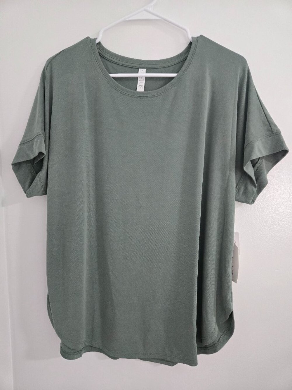 Stylus Olive Green Tunic Top Women’s L Short Sleeve Scoop Neck Curved Hem